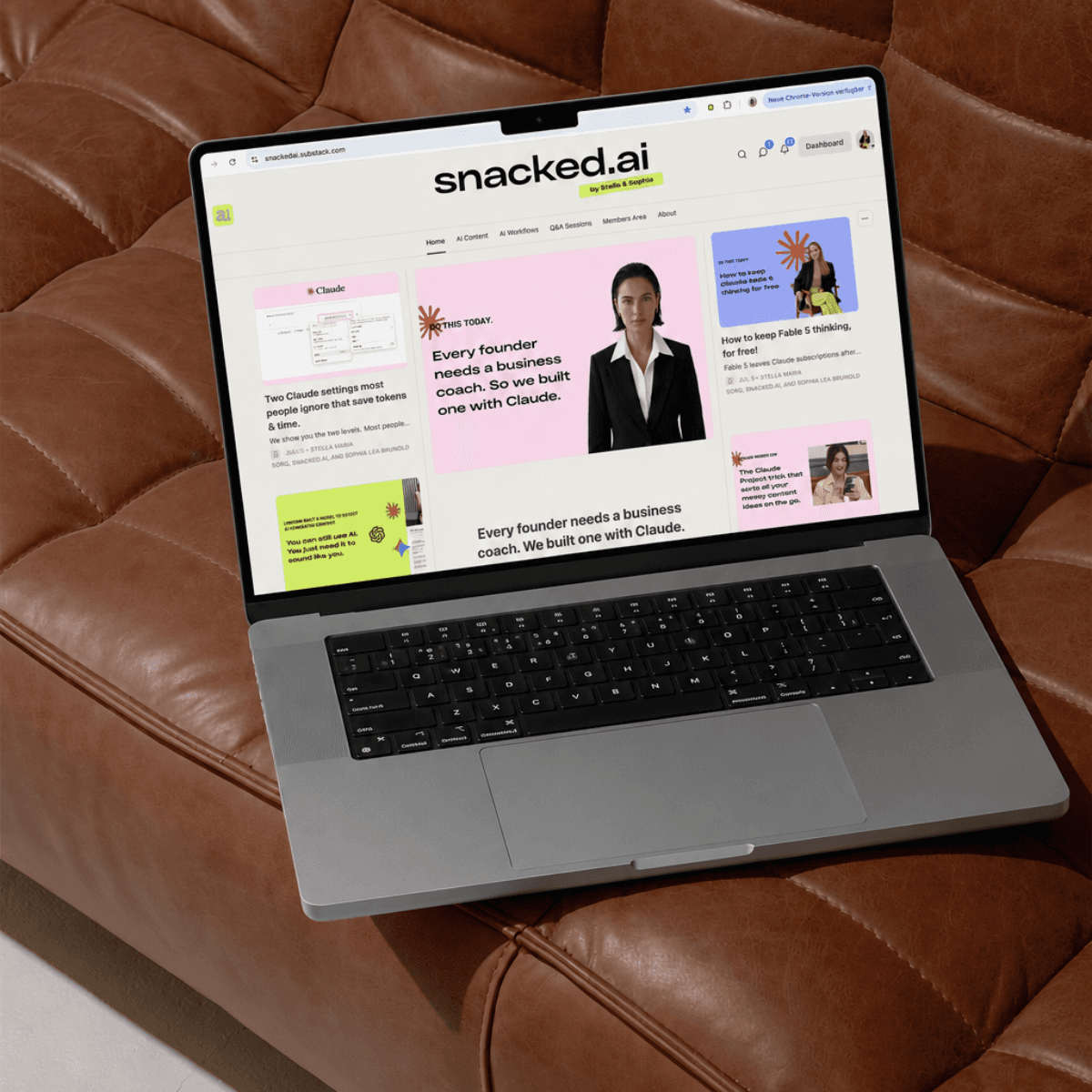 Laptop auf einem Ledersofa mit dem snacked.ai Newsletter auf Substack
