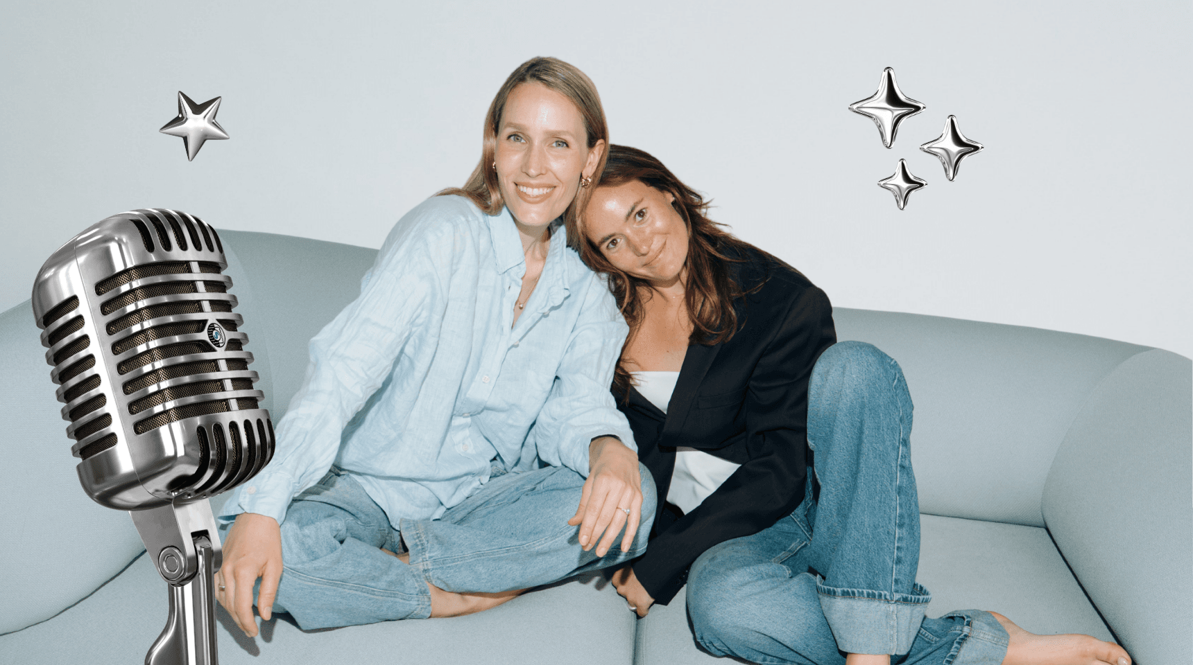 Stella Maria Sorg und Sophia Lea Brunold auf einem Sofa neben einem Retro-Mikrofon